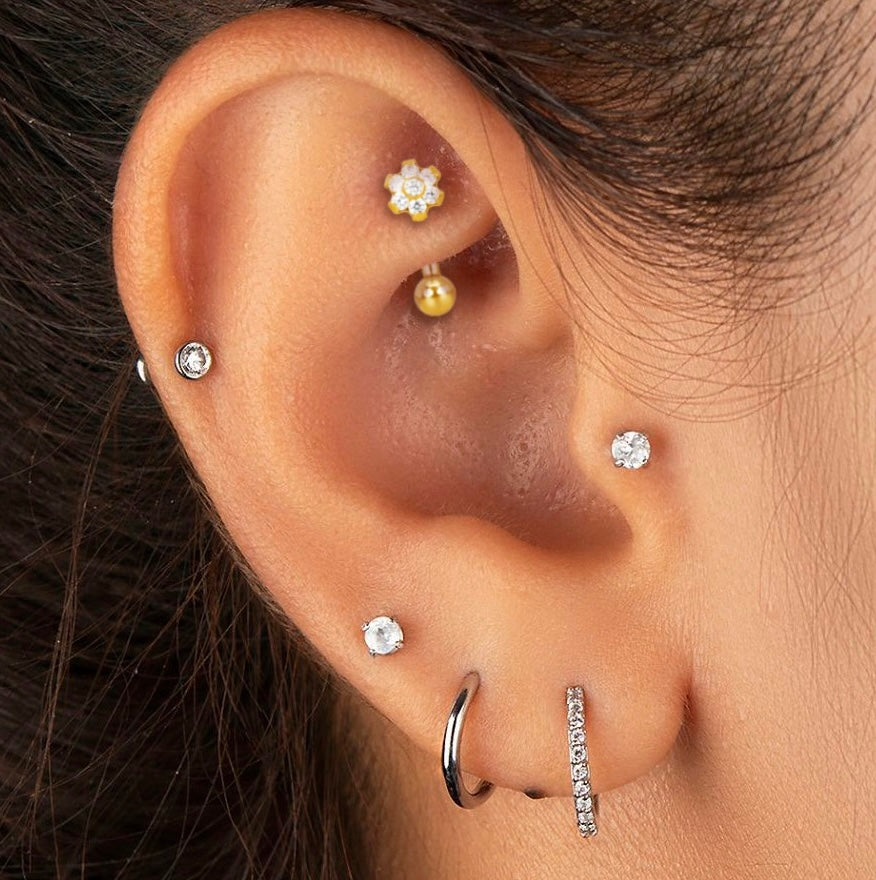 Piercing - Banana titanio con flor chapado en oro