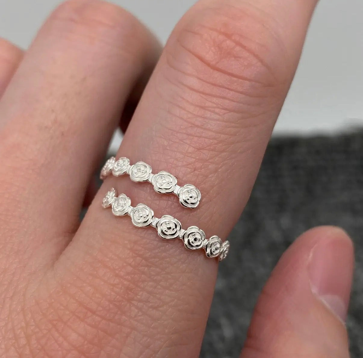 Anillo de rosas de plata